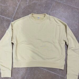 Uniqlo Women’s crew light yellow cream Sweater medium